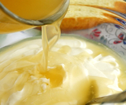 1. Этап. Бисквитный торт с творогом: Разводим желатин в холодной воде. Когда он набухнет, нагреваем его до 70 градусов, помешивая до полного растворения. Теплый желатин вливаем в творожный крем и взбиваем в том же блендере. Когда крем начнет немного схватываться, выкладываем его на нижний корж. Выравниваем и накрываем вторым коржом. Ставим в холодильник на несколько часов до застывания крема.