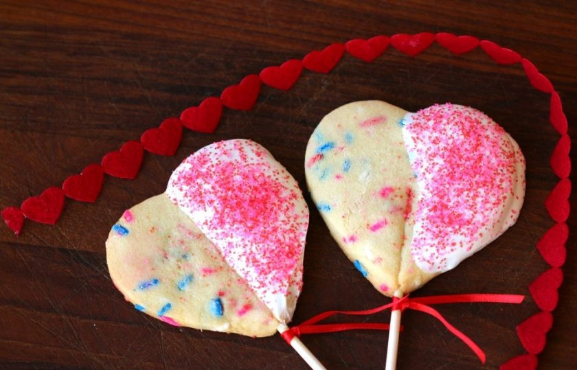 1. Этап. Кейкпопсы Валентинки: 9. Когда печенье остынет, украсьте его по своему желанию (например, растопленным шоколадом и посыпкой). Дайте украшениям высохнуть. Наслаждайтесь!