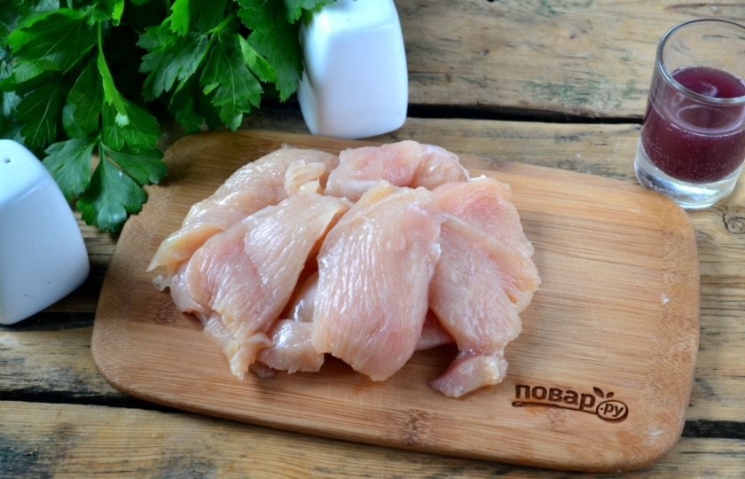 1. Этап. Лангет из индейки: Грудку индейки порежьте произвольными кусками. Я советую резать пластинами толщиной в 5-6 мм. Тогда грудка и промаринуется быстро, и обжарится быстро на большом огне, не успев потерять сочность.