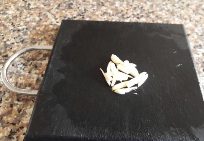 1. Этап. Мерлуза с овощами: Очищенный чеснок мелко нарежьте.