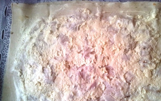 1. Этап. Рулет из лаваша с сыром, ветчиной и морковкой: На ветчину выкладываем второй лист лаваша и смесь сыра с майонезом.