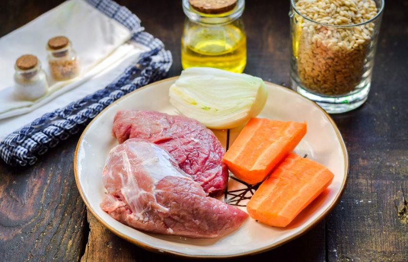 1. Этап. Перловка с мясом и грибами: Подготовьте ингредиенты.