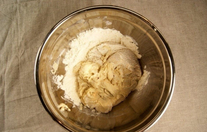 1. Этап. Шанежки с творогом: 2. Сливочное масло растапливаю, вбиваю 1 яйцо, добавляю щепотки соли, муку и столовую ложку сахара, затем добавляю вспенившиеся дрожжи и замешиваю тесто, которое не должно липнуть к рукам.