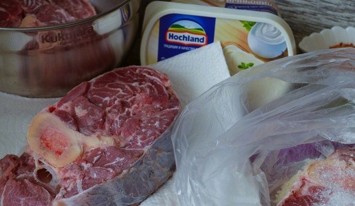 1. Этап. Говяжья голяшка в сливочно-овощном соусе: Мясо промыть, обсушить бумажным полотенцем, запанировать в смеси муки и сахара.