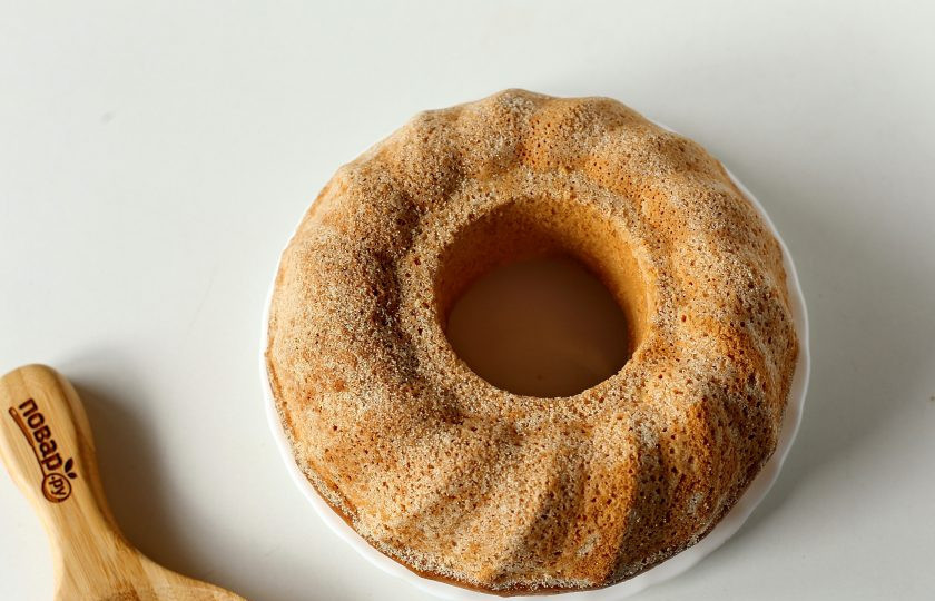 1. Этап. Кекс на минеральной воде: Кекс на минеральной воде готов. По желанию кекс можно посыпать сахарной пудрой. Я полила его лимонной глазурью и посыпала кондитерскими украшениями.