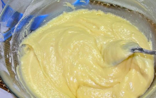 1. Этап. Пирог с яблоками и орехами: Добавить просеянную муку, замесить тесто.