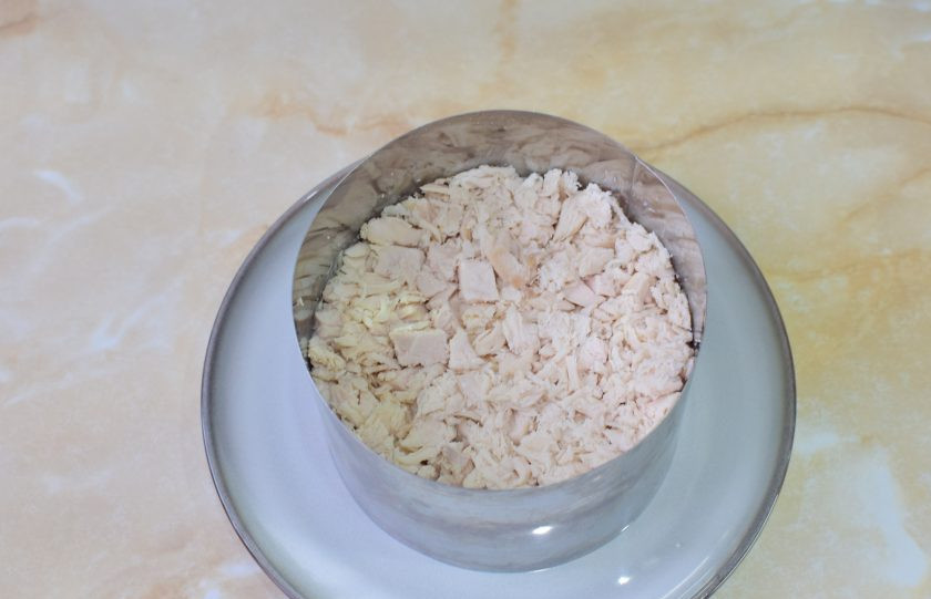 1. Этап. Салат Дубок с курицей и шампиньонами: Куриное филе мелко нарежьте и выложите поверх грибов.