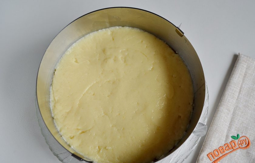 1. Этап. Торт Карпатка с заварным кремом: Распределите равномерно крем.