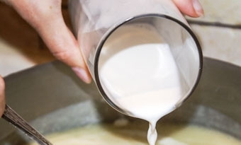 1. Этап. Суп-пюре из опят: 9. Теперь завершающий штрих - добавляем сливки (подойдет и молоко), еще раз перемешиваем и оставляем на плите еще не несколько минут.