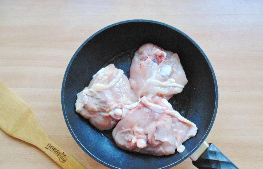 1. Этап. Бедрышки в лаваше в духовке: Куриные бедрышки помойте, высушите салфеткой и выложите на горячую сковороду, смазанную маслом.