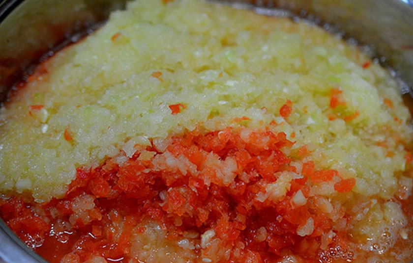 1. Этап. Бурум с курицей: 2. Выложите всё в большую кастрюлю. Добавьте масло, соль.