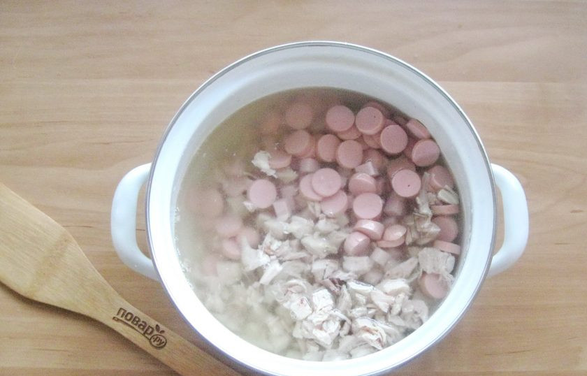 1. Этап. Солянка Советская: Выложите мясо и колбасные изделия.