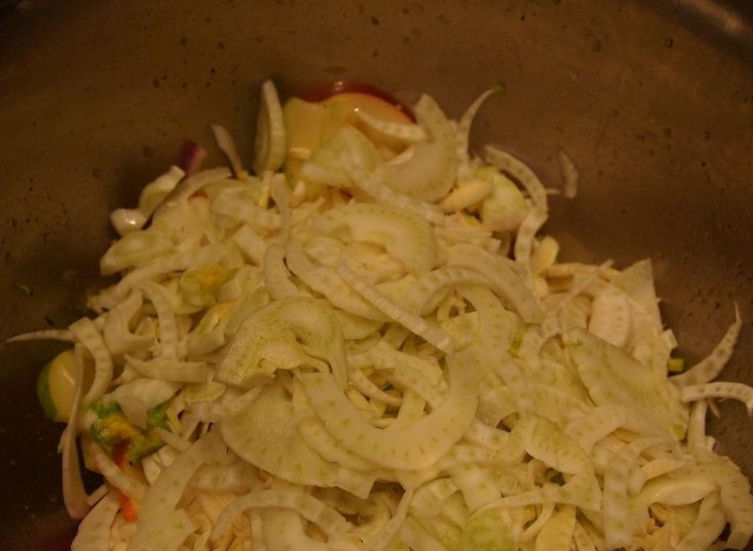 1. Этап. Салат из яблок: 7. Добавляю измельченный фенхель в заправку, где уже лежат яблоки.