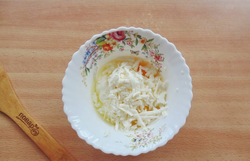 1. Этап. Цветная капуста с фетой: Сыр фета натрите на терке и добавьте к яйцам и сметане.
