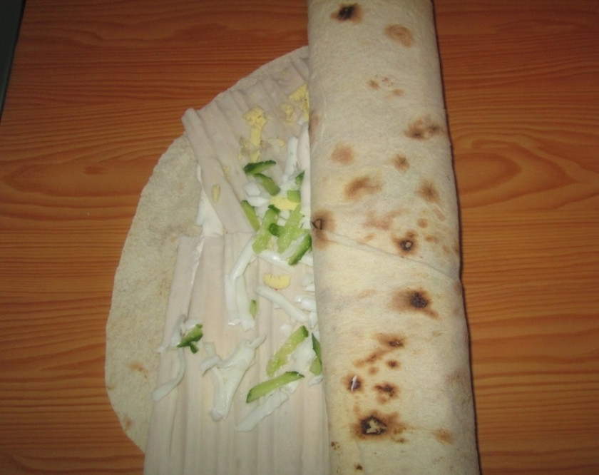 1. Этап. Рулеты из лаваша с плавленым сыром: 3. Для контраста и для дополнительного вкуса можно посыпать зеленью, но это на ваше усмотрение. Рулет нужно завернуть в пленку. Затем положить его в холодильник на один час.