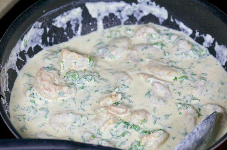 1. Этап. Креветки под соусом: 9. Убрать огонь до минимума и тушить 8-15 минут, в зависимости от размера креветок. Когда креветки под соусом в домашних условиях готовы, снять сковороду с огня и сразу подавать к столу.