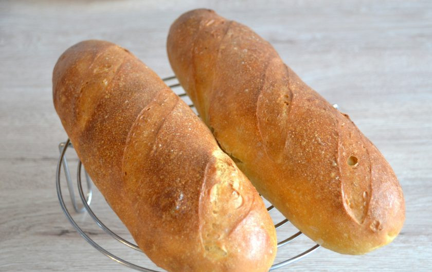 1. Этап. Батон на закваске: Охладите батоны до комнатной температуры на решетке.