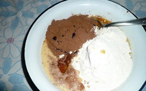 1. Этап. Кекс тыквенный с шоколадом: Затем добавьте какао, растительное масло и соду, тщательно перемешайте тесто.