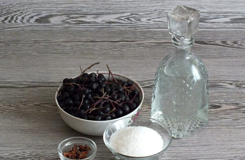 1. Этап. Ликёр из черноплодной рябины: Подготовьте необходимые ингредиенты.