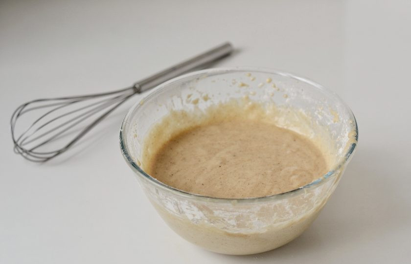 1. Этап. Постный морковный торт: Насыпьте в миску муку. Хорошо перемешайте миксером. Растворите соду с 2 ст. л. соды и влейте раствор в миску. Взбейте на низкой скорости миксером.