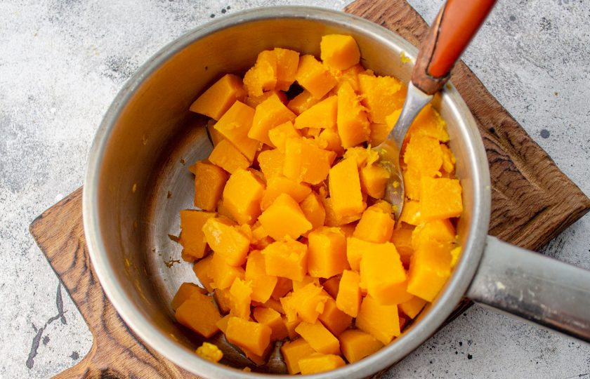 1. Этап. Творожно-тыквенная запеканка ПП: Всю жидкость слейте, удобно откинуть тыкву на сито, так стечет вся жидкость.