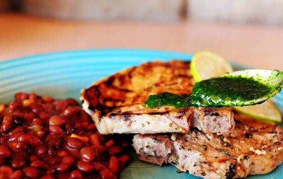 1. Этап. Свиные отбивные с жареной фасолью: 5. Достать свиные отбивные из маринада (выбросить пакет). Обжарить отбивные на гриле до полной готовности. Выложить на тарелку, полить приготовленным зеленым соусом и подавать с жареной фасолью.