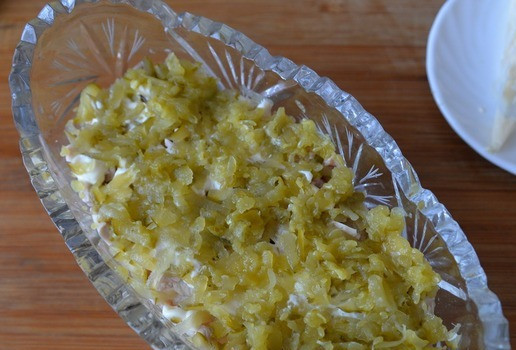 1. Этап. Салат Манон: Далее кладём тёртые маринованные огурцы. Советую их предварительно отжать.