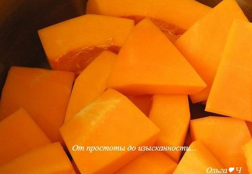 1. Этап. Тыквенный дип с базиликом: Тыкву крупно нарежьте, выложите в кастрюльку, залейте водой, чтобы едва покрывала тыкву.