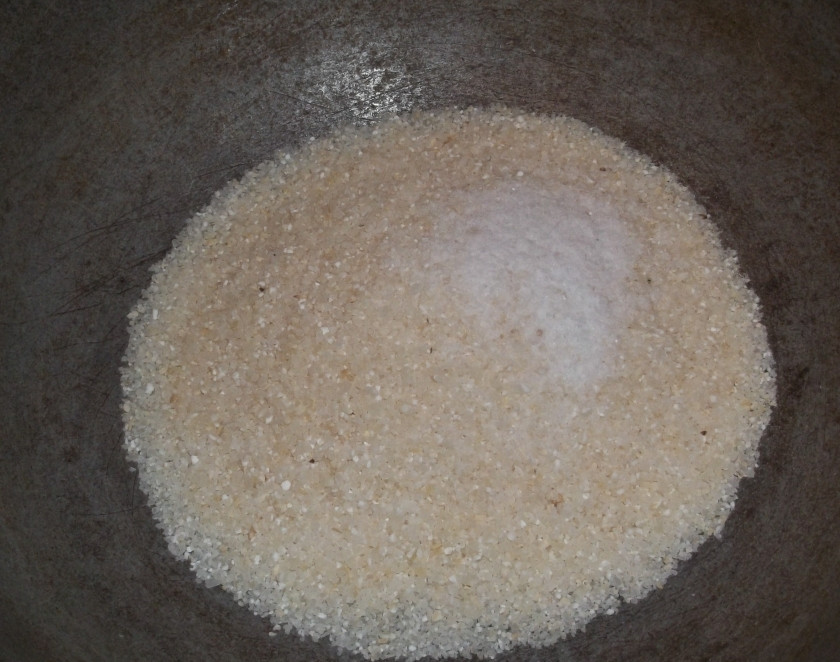 1. Этап. Гоми: Смешайте муку грубого помола с солью в глубокой толстой сковороде (можно чугунной).