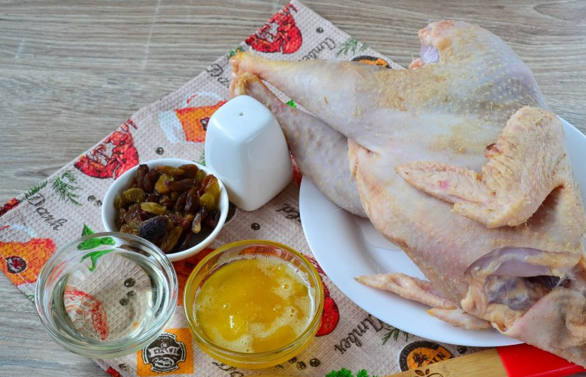 1. Этап. Медовый цыпленок из Винтерфелла: Подготовьте все необходимые ингредиенты. Курочку промойте, удалите лишний жир, обсушите бумажными полотенцами.