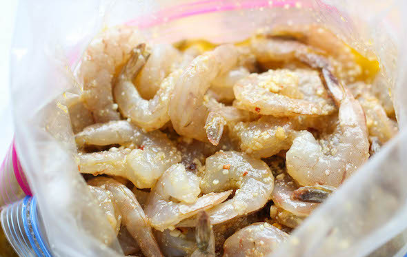 1. Этап. Макароны с креветками: Соус из блендера выливаем в миску, туда добавляем промытые креветки и перемешиваем, оставляем в сторону, чтобы наши креветки замариновались примерно на 30 минут