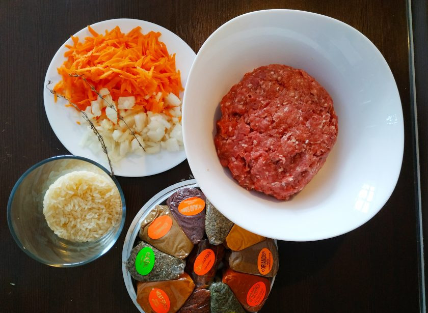 1. Этап. Сарма (турецкие голубцы): Подготовьте остальные ингредиенты. Лук и морковь мелко нашинкуйте, рис промойте.