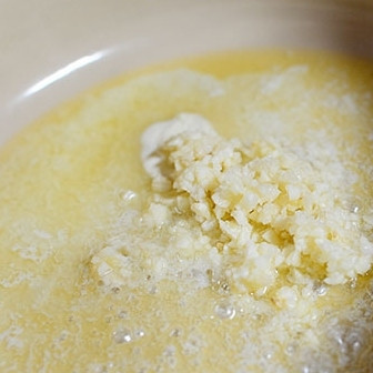 1. Этап. Паста со шпинатом и артишоками: В сковороде растапливаем сливочное масло, бросаем в него измельченный чеснок.