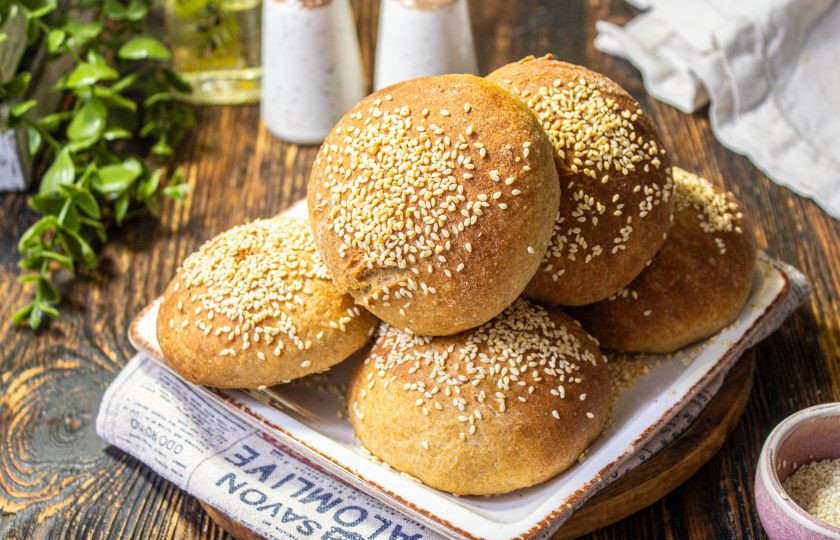 1. Этап. Цельнозерновые булочки для бургеров: Достаньте готовые булочки, остудите их и используйте далее по назначению.