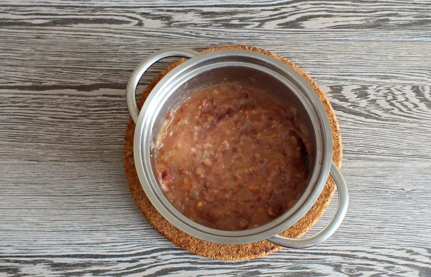 1. Этап. Мексиканские бутерброды: Горячую фасоль растолките. Полученная паста не должна быть полностью однородной и гладкой. Должны чувствоваться кусочки фасоли. Охладите.