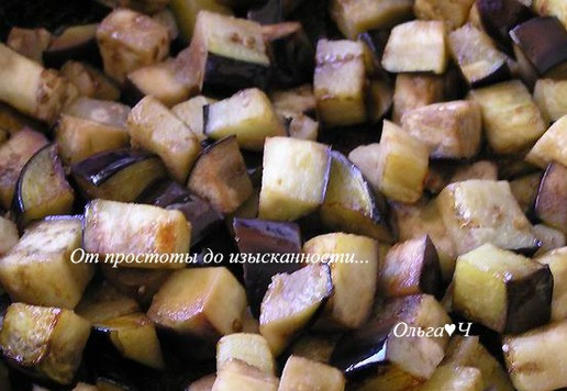 1. Этап. Баклажанный дип с мятой: Обжарьте лук на растительном масле, добавьте баклажаны, нарезанные кубиками, обжарьте до мягкости, снимите с огня.