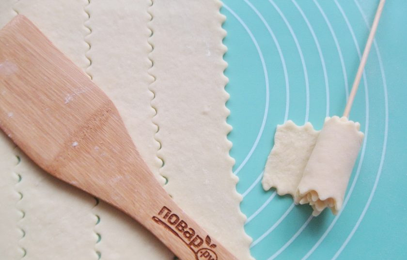 1. Этап. Урама: Полоску теста накрутите на палочку, но не плотно.