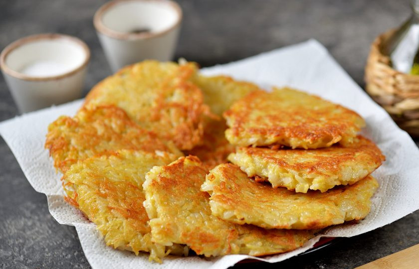 1. Этап. Рисовые драники: Готовые драники выложите на бумажные полотенца, чтобы убрать лишнее масло.