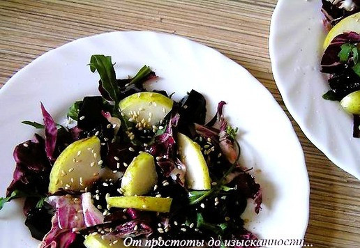 1. Этап. Салат с грушей и свекольным желе: Полейте сверху оливковым маслом, посыпьте кунжутом. ***Если все-таки будете использовать отварную свеклу, на этом этапе полейте мятным сиропом и бальзамическим уксусом.