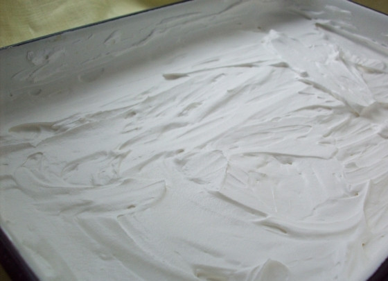 1. Этап. Тирамису с желатином: Теперь возьмите заранее подготовленную форму для тирамису и выложите часть крема, равномерно распределяя его по дну, чтобы получился слой в 1,5-2 см.