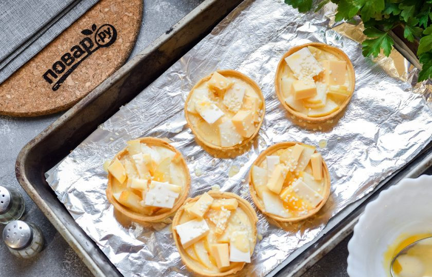 1. Этап. Тарталетки с грушей и сыром: Посыпьте все кунжутом, солью и перцем. Запекайте в духовке при температуре 170 градусов в течение 10-15 минут.