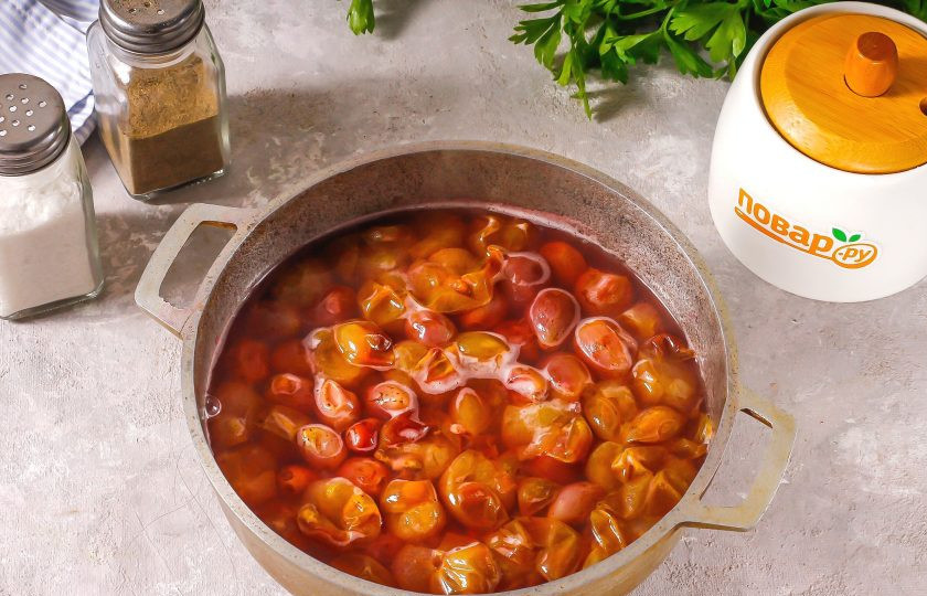 1. Этап. Соус из винограда на зиму: Если есть возможность, то лучше использовать виноград без косточек, вам не придется их выбирать.