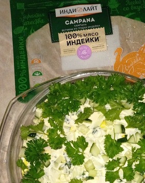 1. Этап. Сытный и ходовой салат с ветчиной: Сверху порезанный кубиками свежий огурец, огурец присаливаем. И украшаем верх порезанной петрушкой.