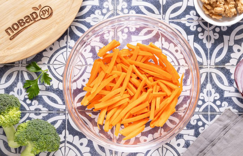 1. Этап. Салат из моркови, брокколи и цветной капусты: Морковь очистите от кожуры, натрите на терке или нарежьте брусочками. Переложите в глубокую миску.