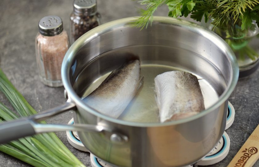 1. Этап. Уха из замороженной рыбы: Влейте воду в сотейник, выложите рыбу, поставьте на тихий огонь.