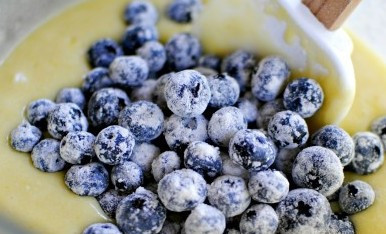 1. Этап. Манник на сметане в мультиварке: В тесто добавить чернику, припушенную сахаром. Налить тесто в чашу мультиварки, смазанную маслом. Поставить режим 