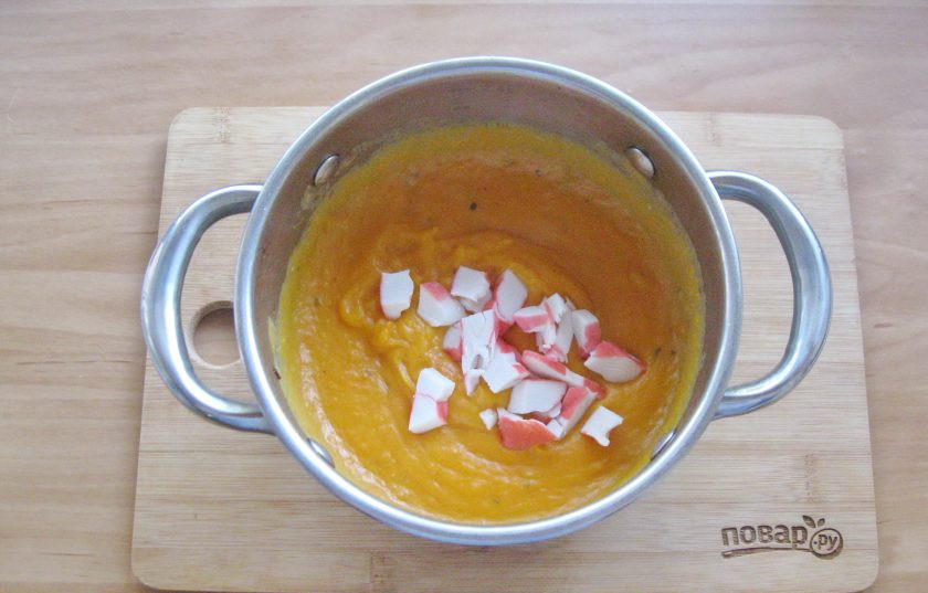 1. Этап. Тыквенный суп с мясом краба: Крабовое мясо нарежьте и добавьте в суп.