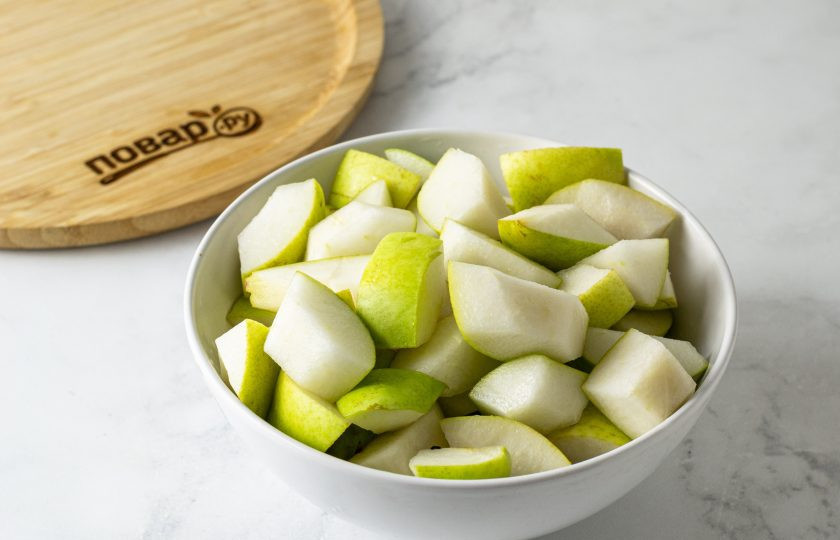 1. Этап. Грушевое повидло: Груши помойте, вырежьте сердцевину и нарежьте ломтиками.