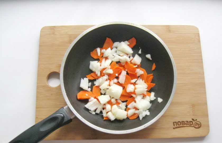 1. Этап. Суп из чечевицы без мяса: Морковь и лук очистите, помойте и выложите в сковороду.