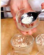 1. Этап. Суфле из брокколи и трёх видов сыра: Чеддер и швейцарский сыр растереть на крупной терке, пармезан - на мелкой. Шесть средних одинаковых формочек смазать изнутри маслом, немного присыпать пармезаном. Оставшийся пармезан отложить.